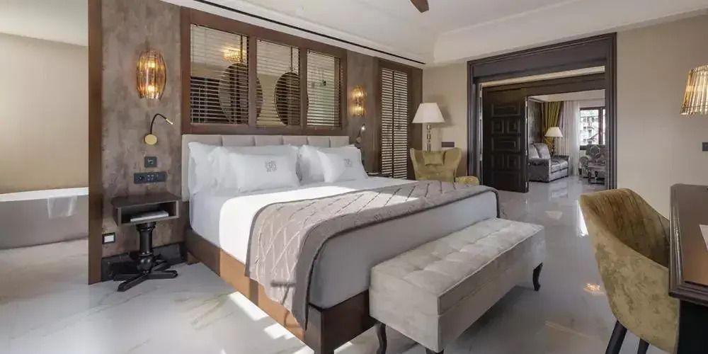 Luxuriöses Schlafzimmer mit Doppelbett in der Präsidenten Suite des Santa Catalina Hotels