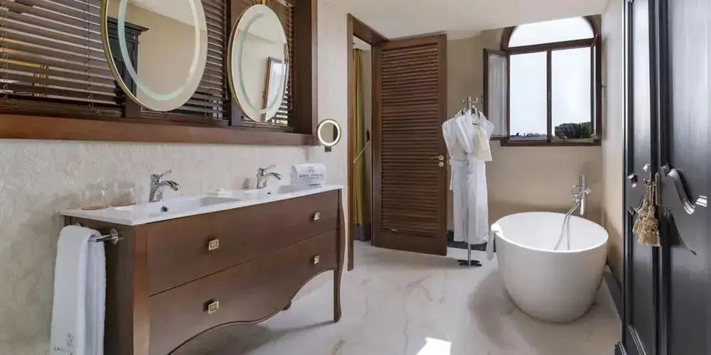 Modernes Badezimmer mit freistehender Badewanne und Holzdetails in der Präsidenten Suite