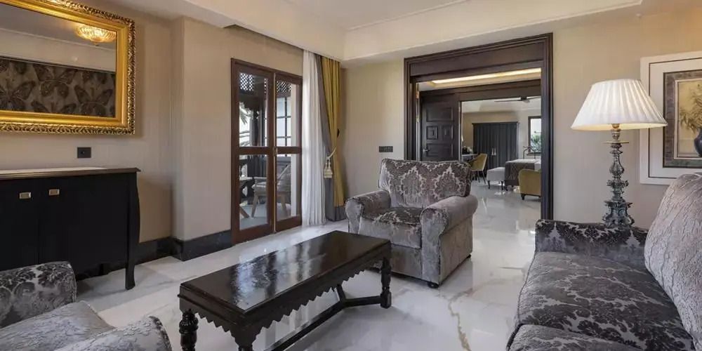 Wohnbereich der Präsidenten Suite mit eleganter Einrichtung und großem Fenster