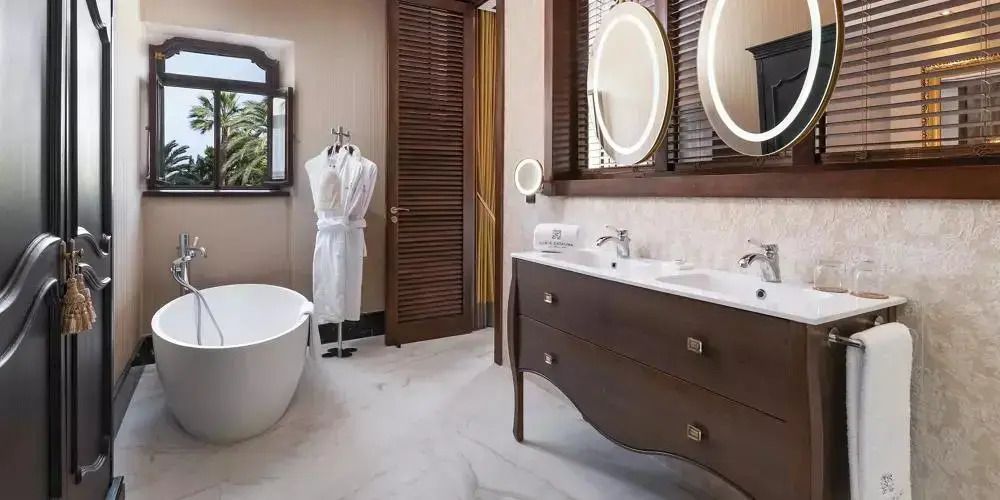 Modernes Badezimmer mit freistehender Badewanne und Doppelwaschbecken.