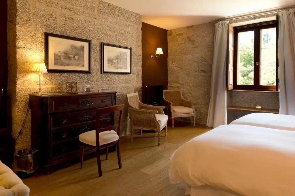 Gemütliches Schlafzimmer mit Steinwänden und Holzmöbeln