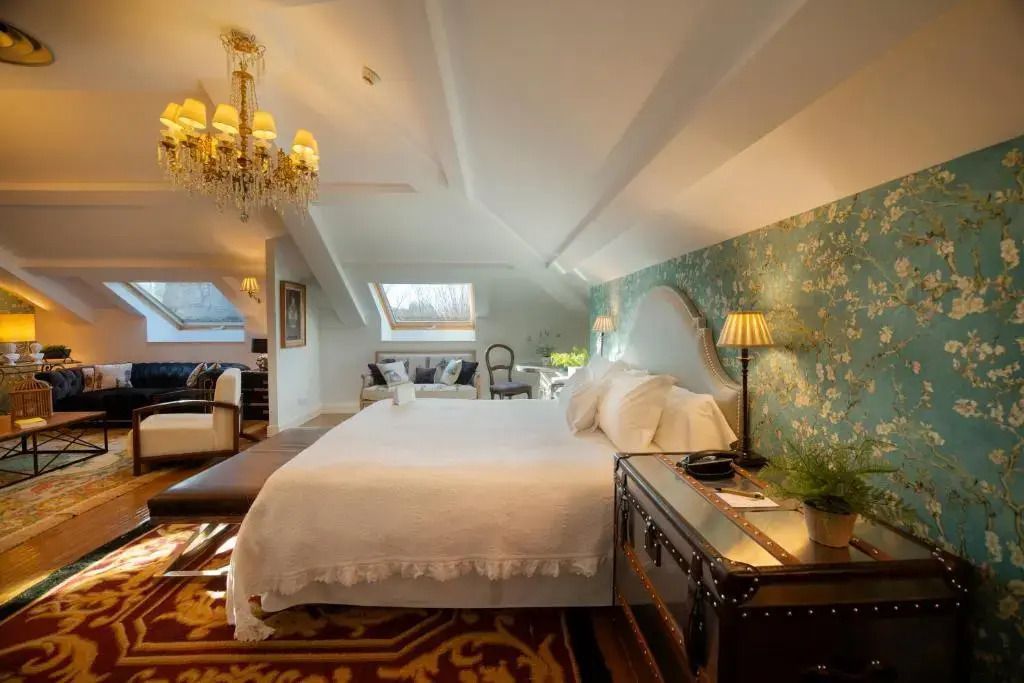 Geräumige Suite mit großem Doppelbett und Tageslicht durch Dachfenster