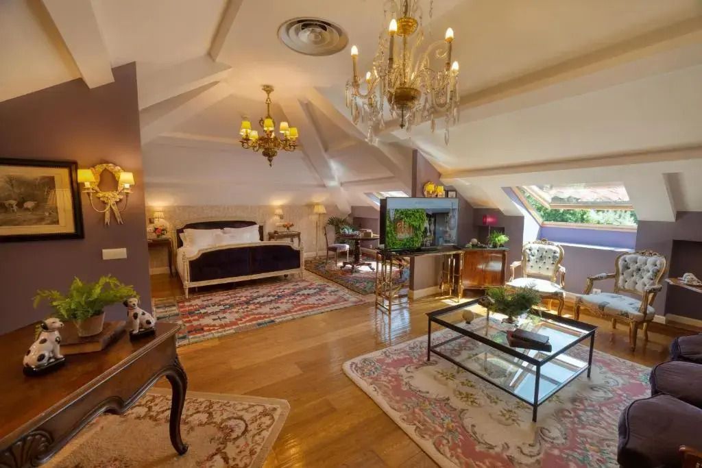 Große Suite mit gemütlicher Sitzecke und klassischem Ambiente