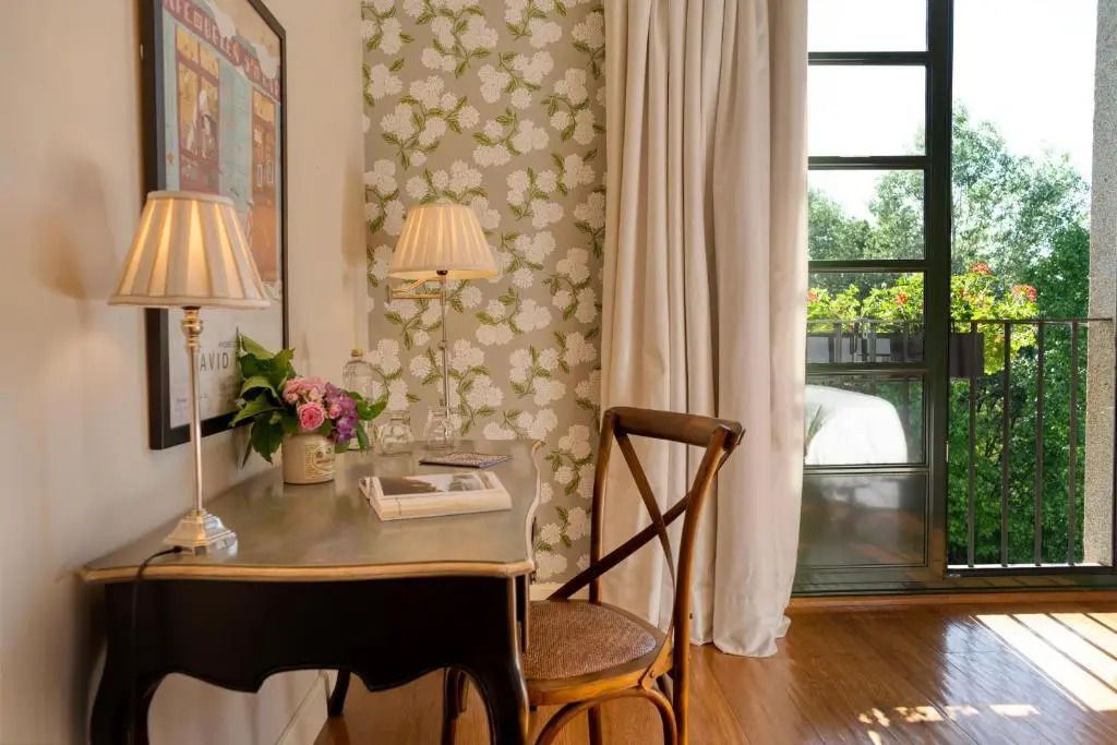 Schreibtischbereich im klassischen Zimmer mit floralem Dekor im Hotel A Quinta da Auga