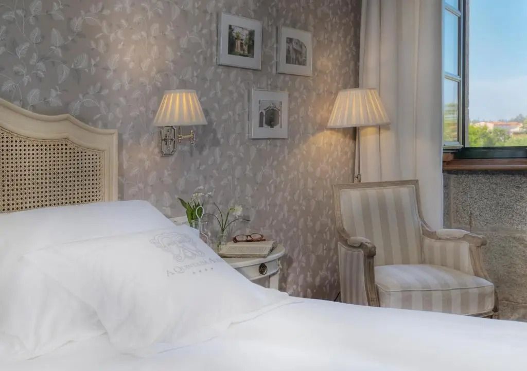Gemütliches Hotelzimmer mit eleganten Tapeten und weichen Kissen
