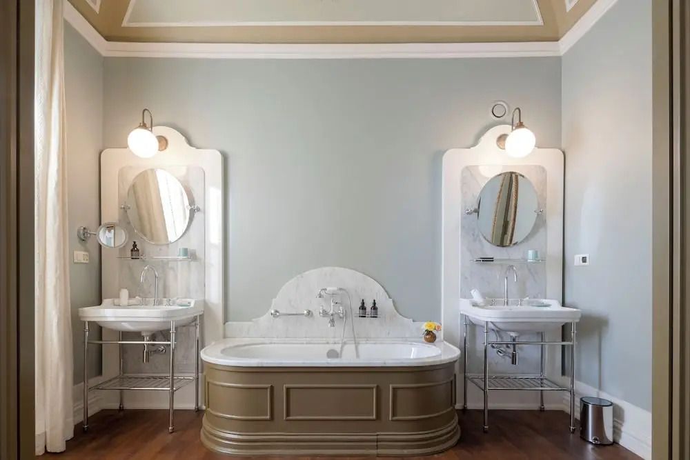 Stilvolles Badezimmer mit freistehender Badewanne und Doppelwaschbecken.