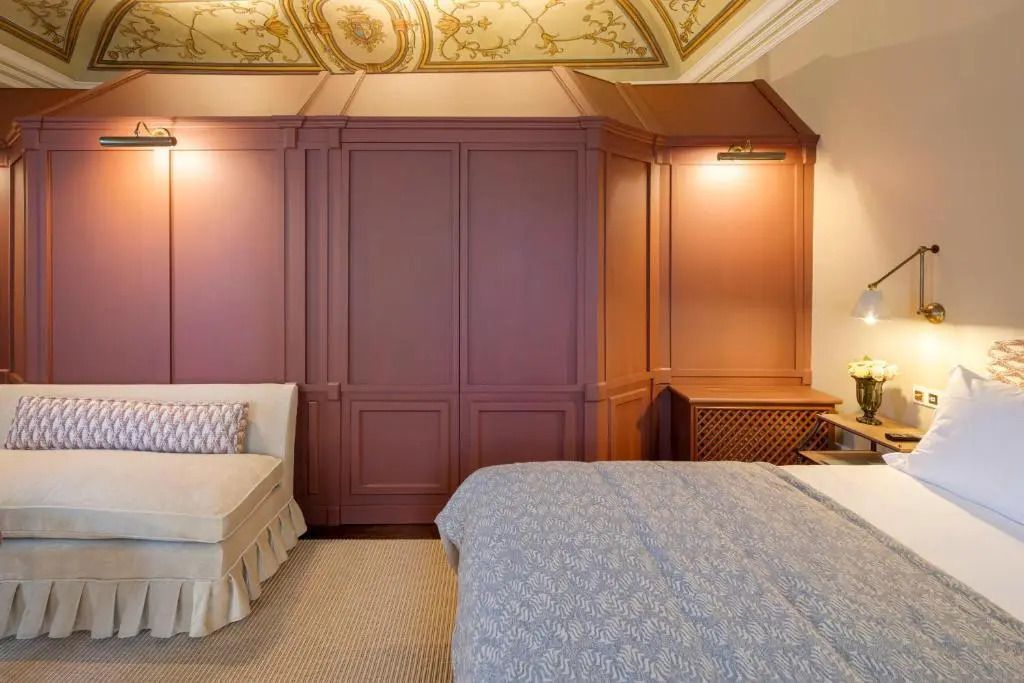 Komfortables Schlafzimmer mit edler Holztäfelung und großzügigem Bett.