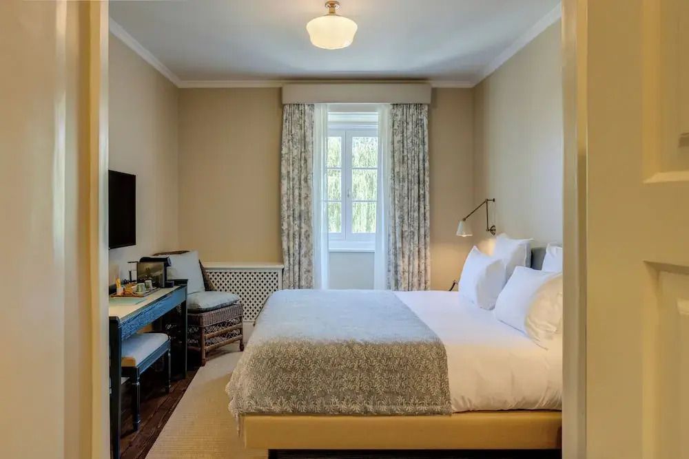 Geräumiges Doppelzimmer mit luxuriösem Doppelbett und stilvollem Dekor