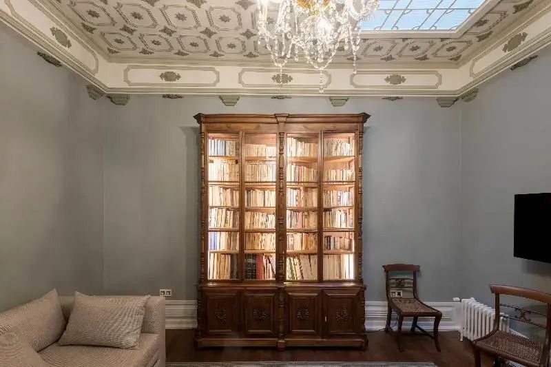 Klassische Bibliothek mit hölzernem Bücherregal und feinen Details