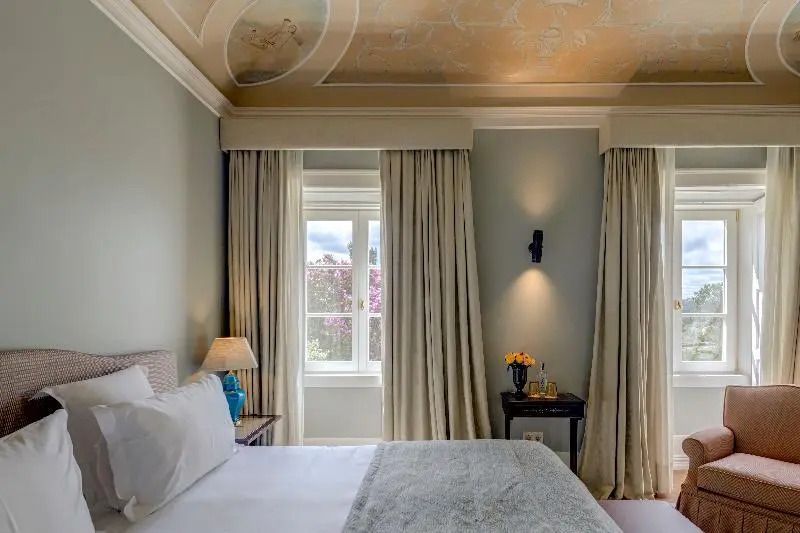 Geräumiges Schlafzimmer mit Fenster und klassischem Dekor