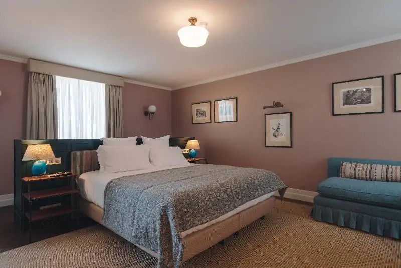 Gemütliches Schlafzimmer mit einem großen Bett und eleganter Dekoration