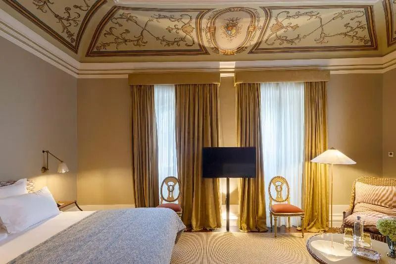Elegantes Zimmer mit aufwendig verziertem Deckenbereich