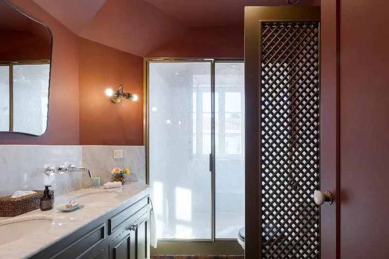 Modernes Badezimmer mit eleganter Ausstattung und großer Dusche