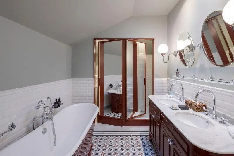 Elegantes Badezimmer mit freistehender Badewanne und Doppelwaschbecken in der Suite