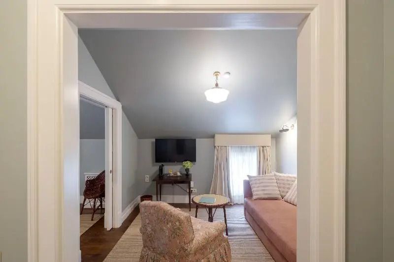 Gemütlicher Wohnbereich mit Sofa und Flachbildfernseher in der Suite