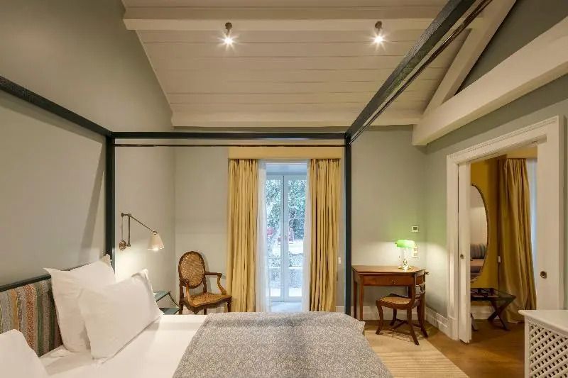 Geräumige Superior Suite mit Holzbalkendecke und eleganter, gemütlicher Einrichtung