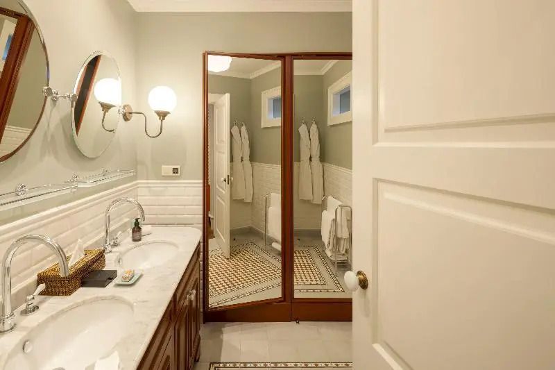 Elegantes Badezimmer der Superior Suite mit Doppelwaschbecken und großem Spiegel
