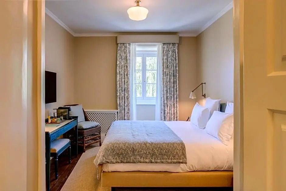 Helles Superior Zimmer mit großem Bett und Schreibtisch im Hotel Relais Chateaux Il Falconiere