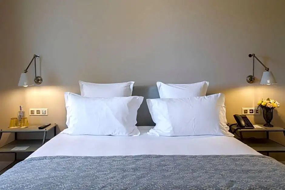 Weißes, gemütliches Doppelbett mit hochwertiger Bettwäsche im Superior Zimmer