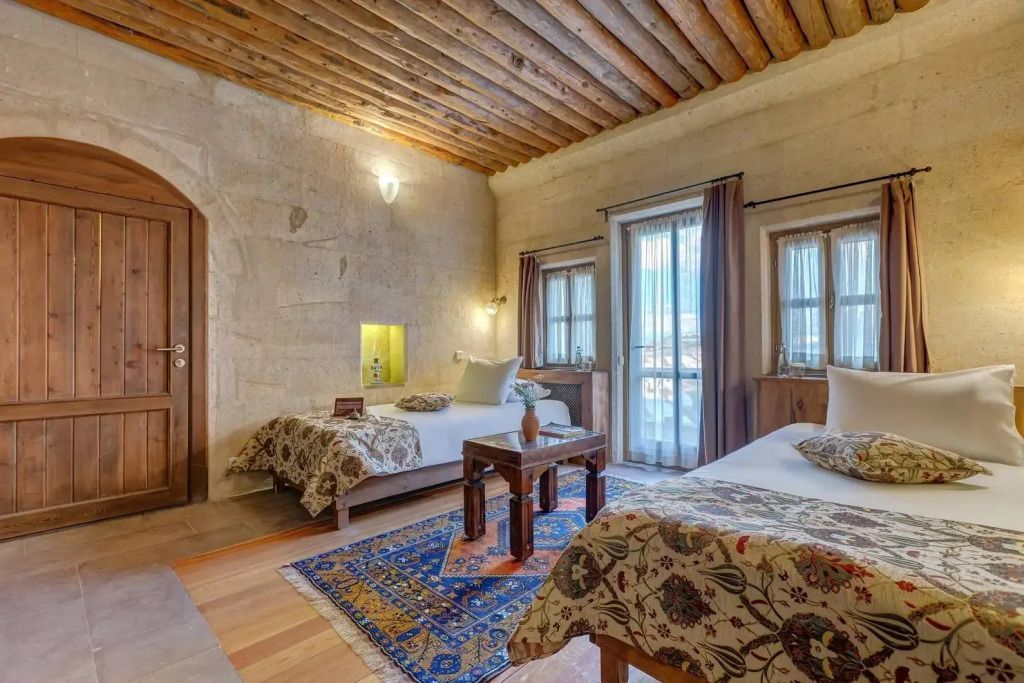 Deluxe Zimmer mit zwei Einzelbetten, rustikale Decke und Holzmöbel