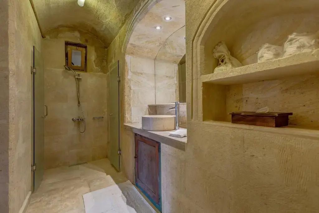 Steindusche und Waschbecken im luxuriösen Badezimmer