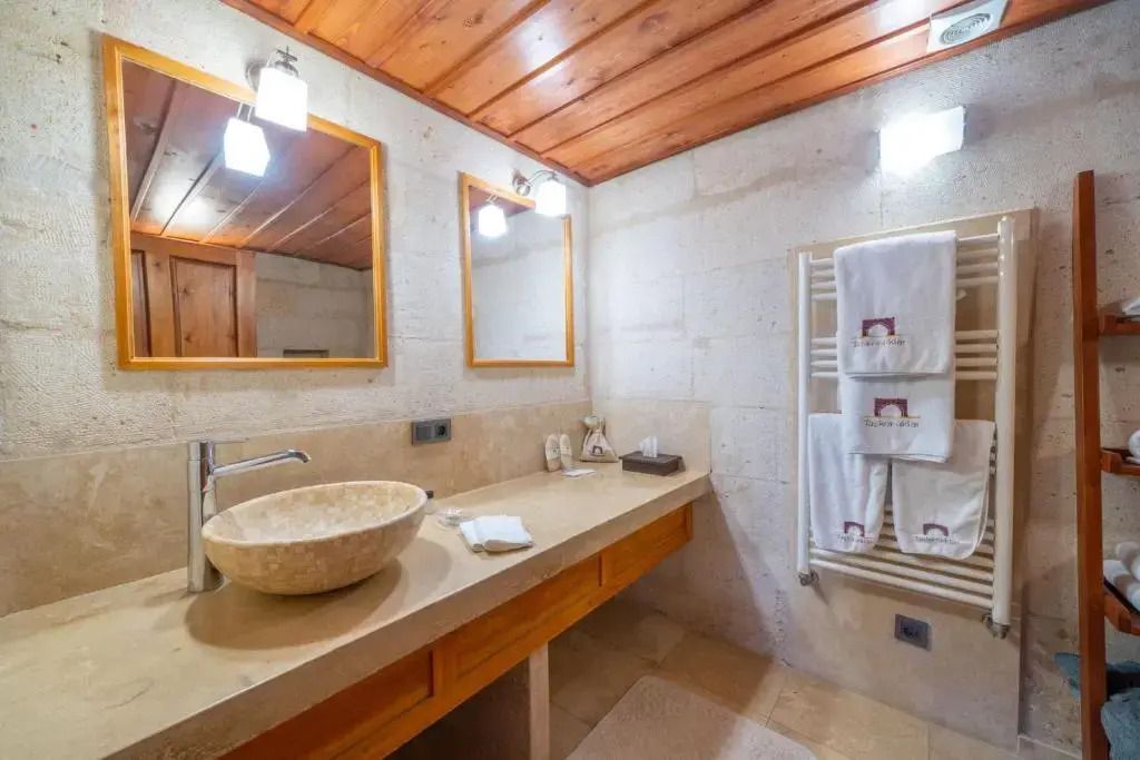 Modernes Badezimmer mit Steinwaschbecken und Handtuchhalter