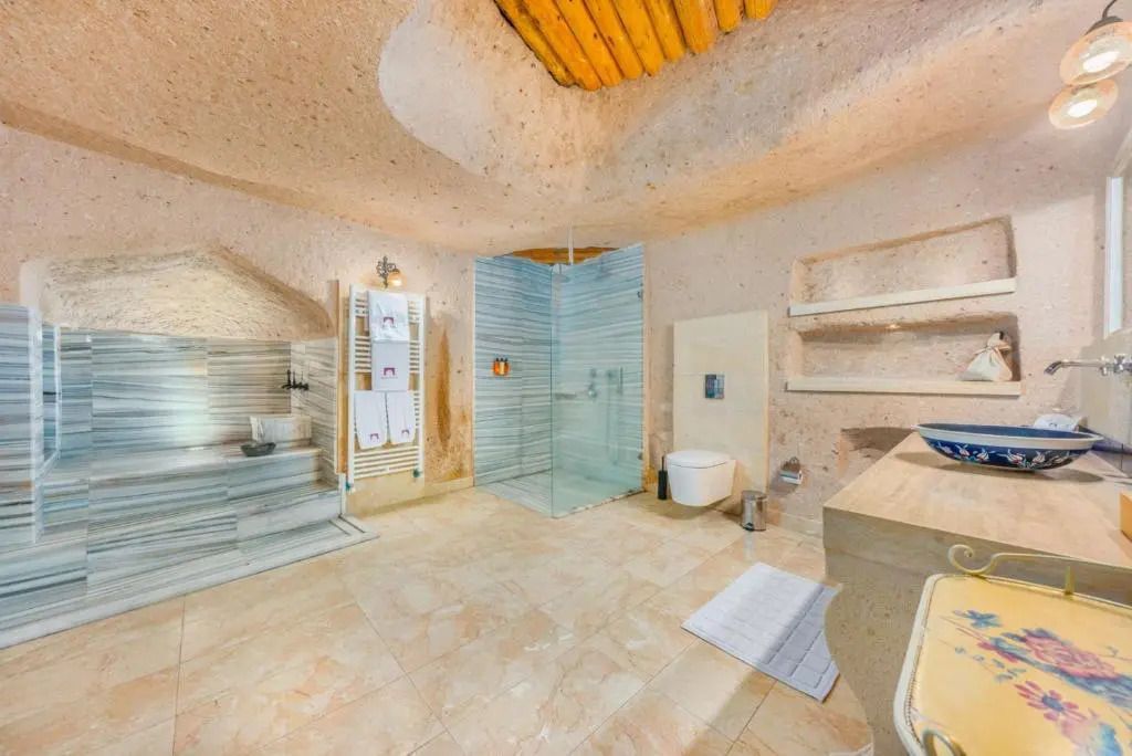 Geräumiges Badezimmer in Höhlenatmosphäre mit moderner Ausstattung