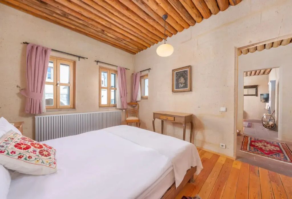 Schlafzimmeransicht mit Holzboden und traditionellem Dekor, weiche Beleuchtung im Royal Suite des Taskonaklar Hotels