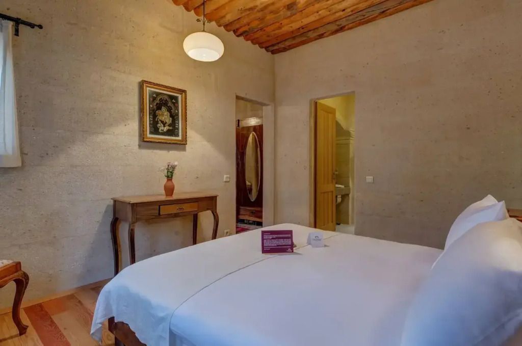 Nachttisch und Kunstwerk im gemütlichen Interieur des Royal Suite des Taskonaklar Hotels