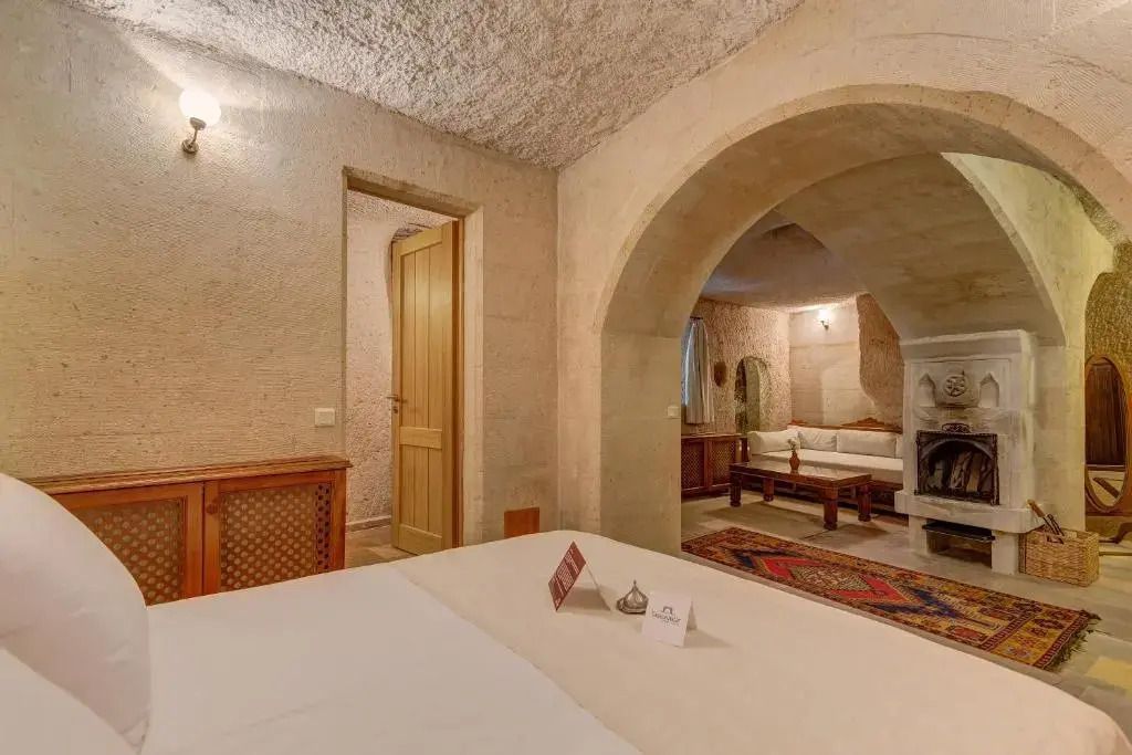 Großer Raum mit Kamin und elegantem Interieur in einer Höhlensuite