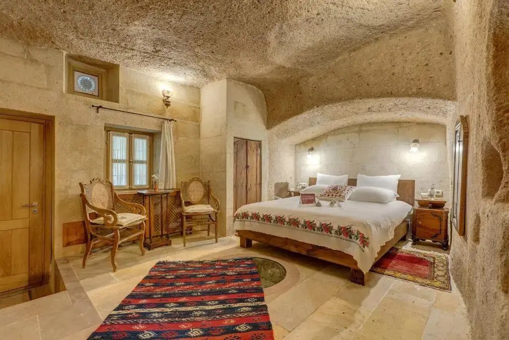 Geräumige Suite mit traditionellem Dekor und Steinwänden in Höhlenoptik
