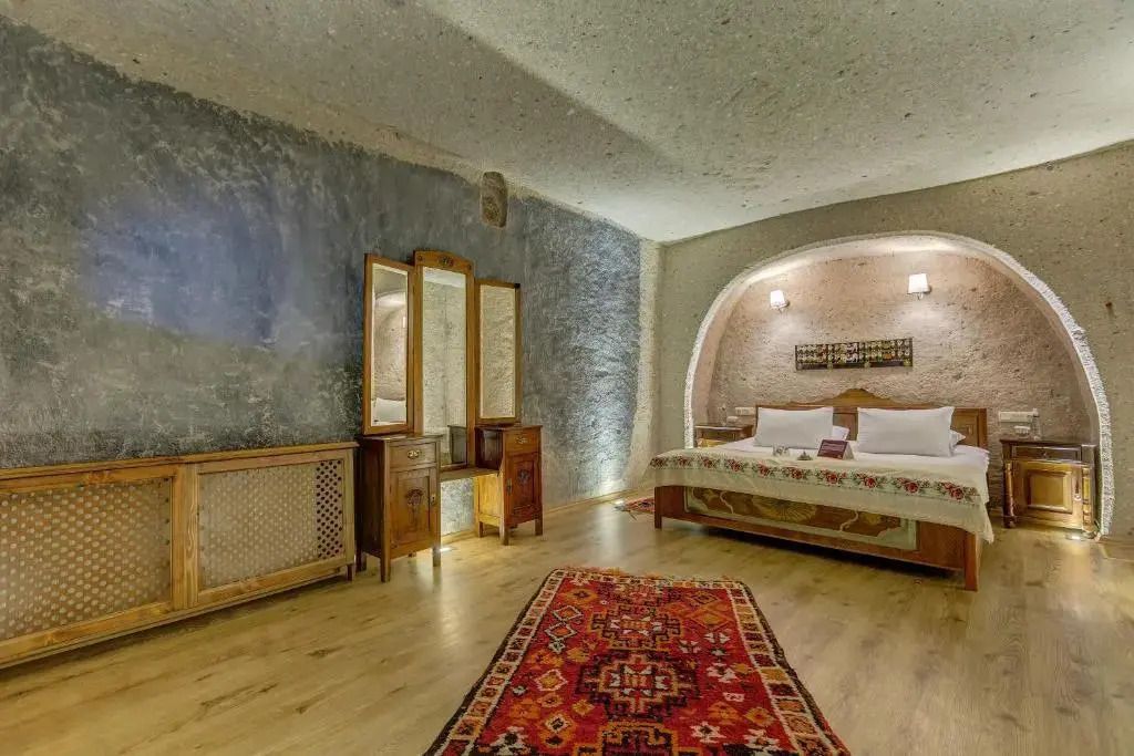 Raum in Höhlenhotel mit antiken Möbeln und gemütlicher Atmosphäre