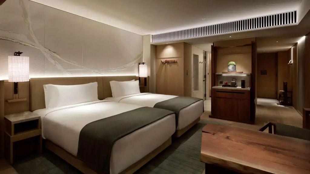 Elegantes Deluxe Vierer Zimmer mit zwei Betten und modernem Design in Hotel The Mitsui Kyoto