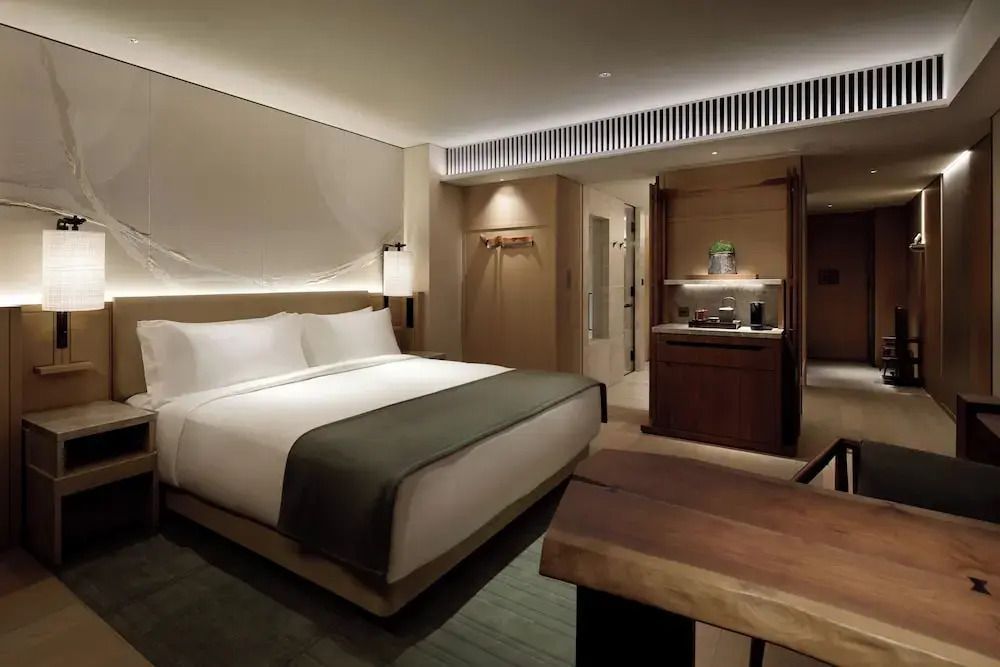 Deluxe Zimmer mit Kingsize-Bett und stilvollem Interieur im Hotel The Mitsui Kyoto