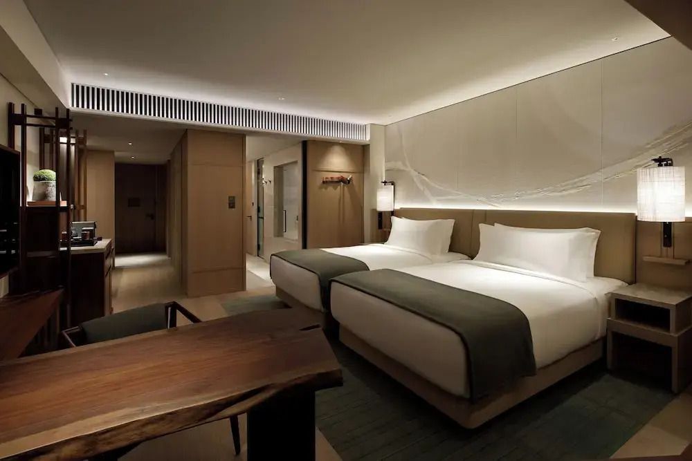 Modernes Deluxe Vierer Zimmer mit zwei komfortablen Betten im Hotel The Mitsui Kyoto