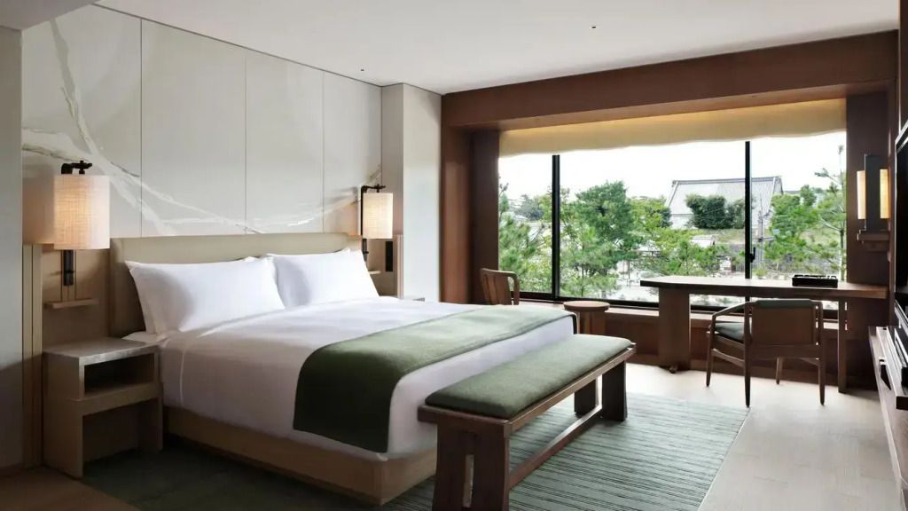 Elegantes Doppelzimmer mit großem Fenster und grünem Dekor