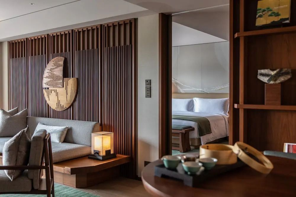 Moderne Suite mit offenen Wohn- und Schlafbereichen