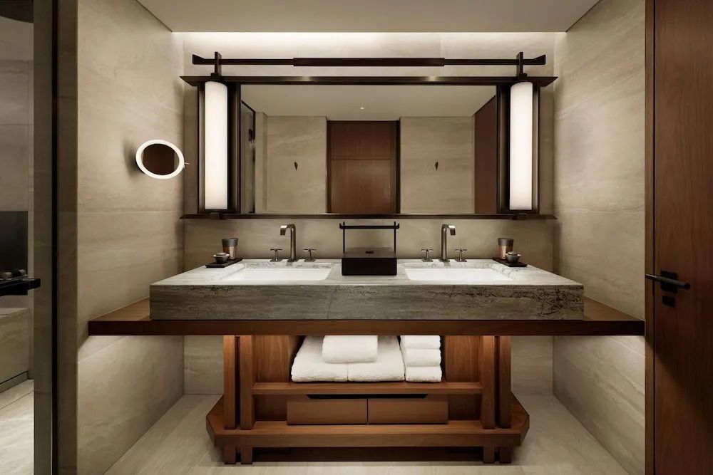 Modernes Doppelwaschbecken in einem eleganten Hotelbadezimmer.
