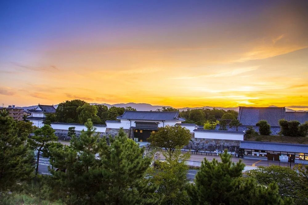 Sonnenuntergang über traditioneller Architektur und üppigem Grün