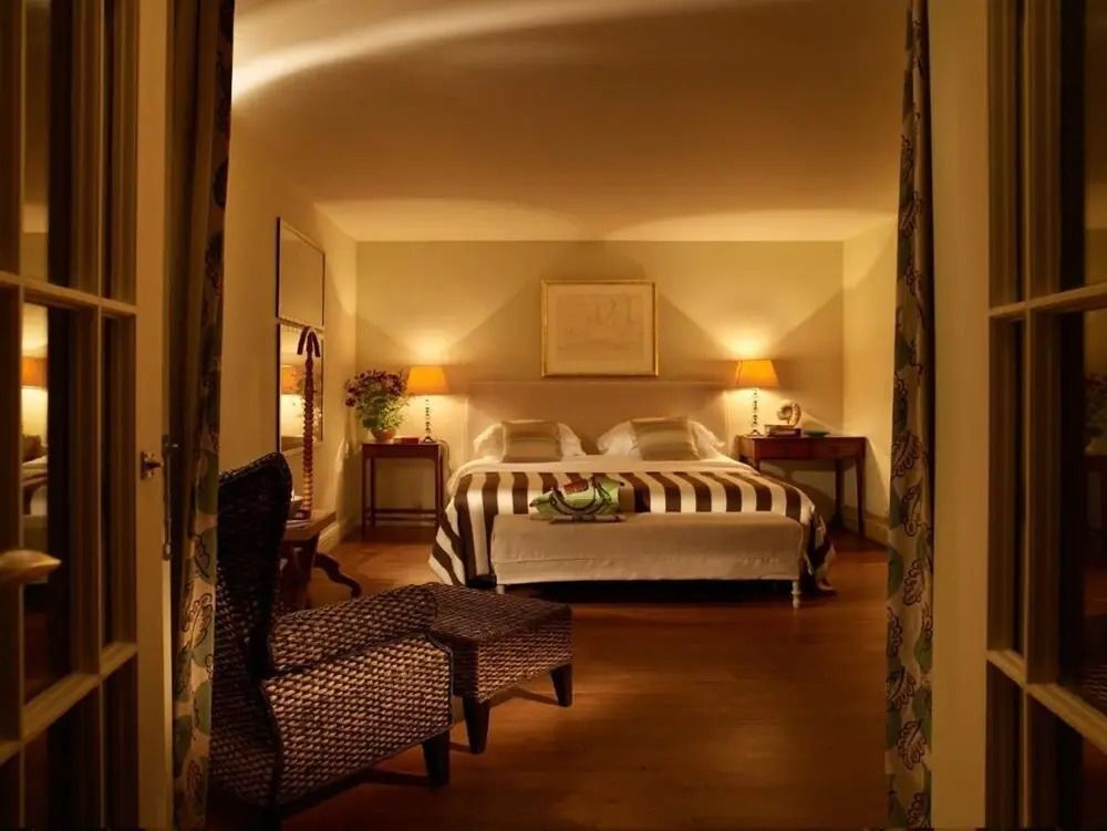 Stimmungsvolles Schlafzimmer mit warmem Licht und eleganter Einrichtung