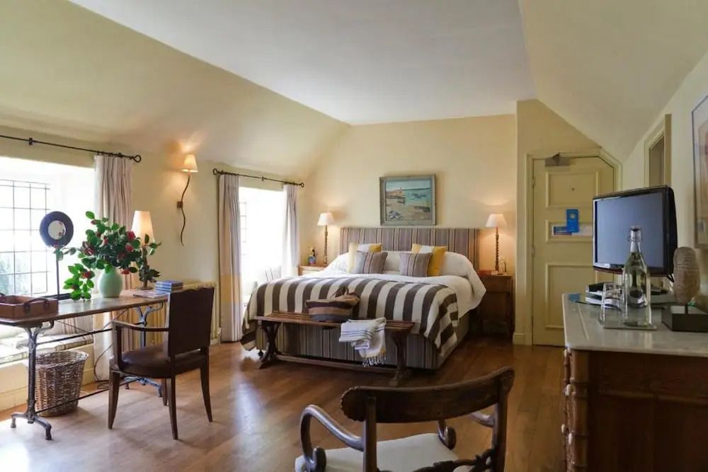 Helles Grand Doppelzimmer mit Doppelbett, Holzböden und gemütlicher Sitzecke