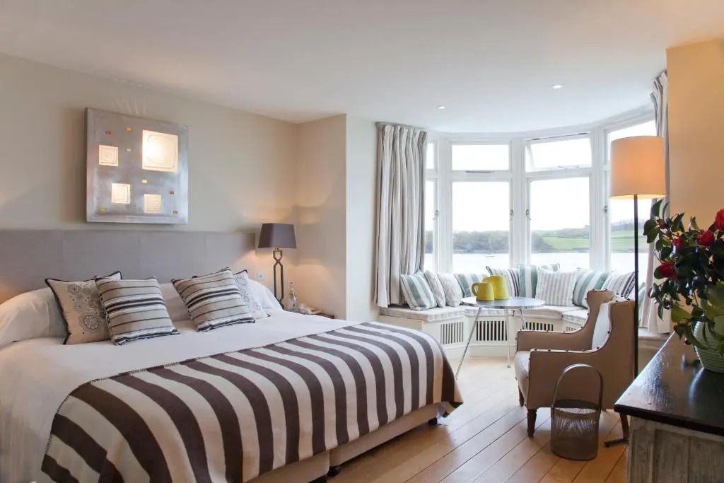 Helle Junior-Suite mit Meerblick und komfortablem Sitzbereich