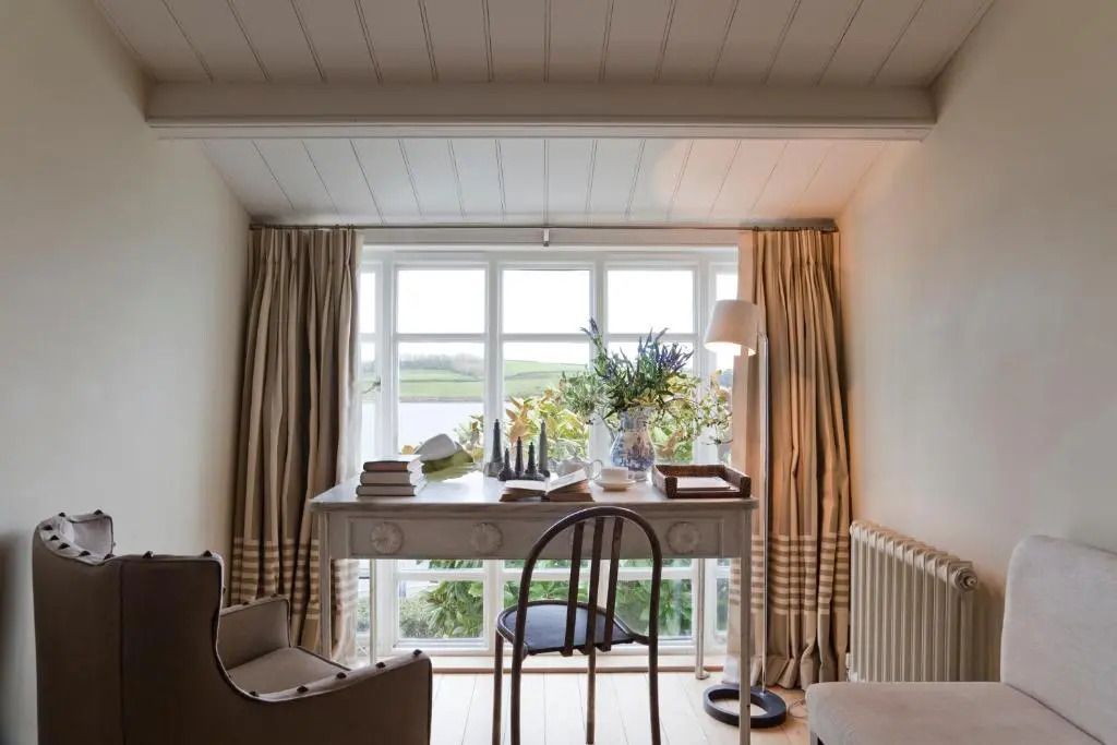 Gemütlicher Arbeitsbereich am Fenster mit Aussicht auf die Landschaft