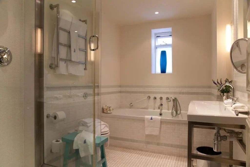 Modernes Badezimmer mit Badewanne und Glasdusche