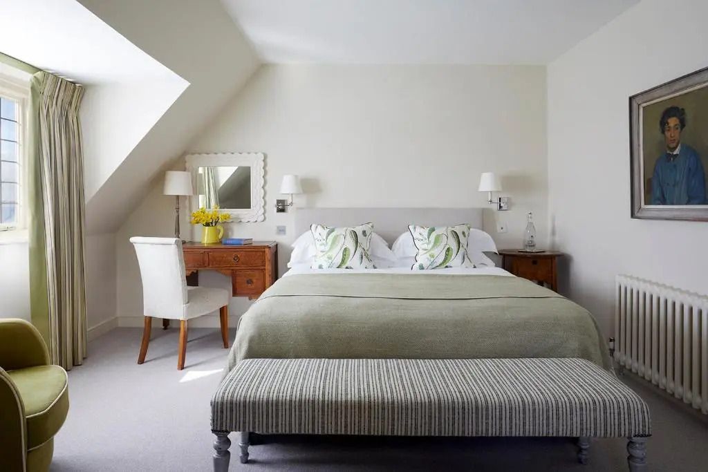 Doppelzimmer mit Dachschräge und eleganter Einrichtung