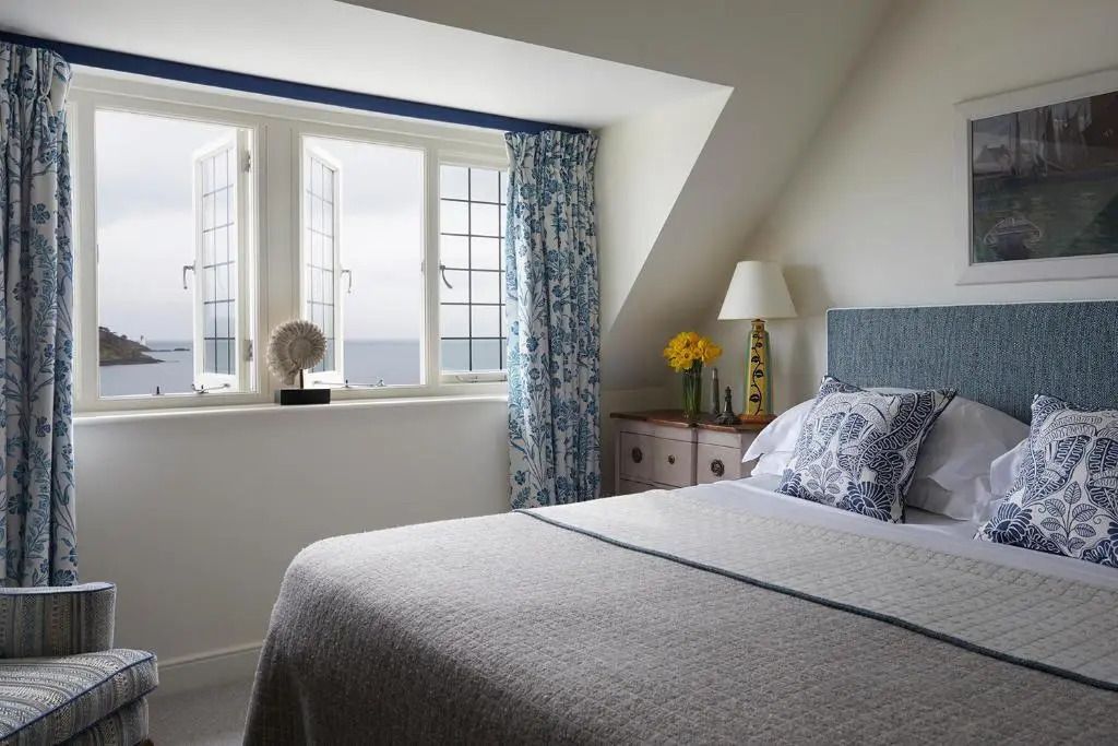 Zimmer mit modernem Design und Blick auf das Meer