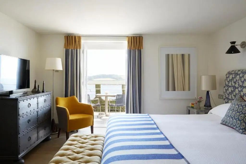 Elegante Suite mit Wasserblick und stilvollen Möbeln in Blau und Gelb