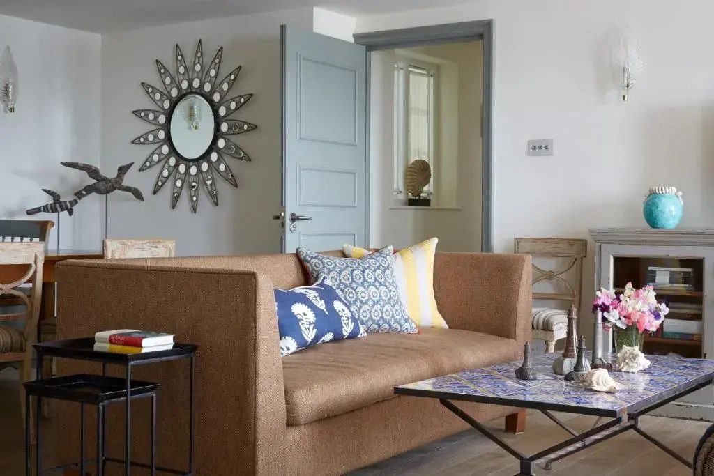 Gemütlicher Wohnbereich der Suite mit modernen Designelementen