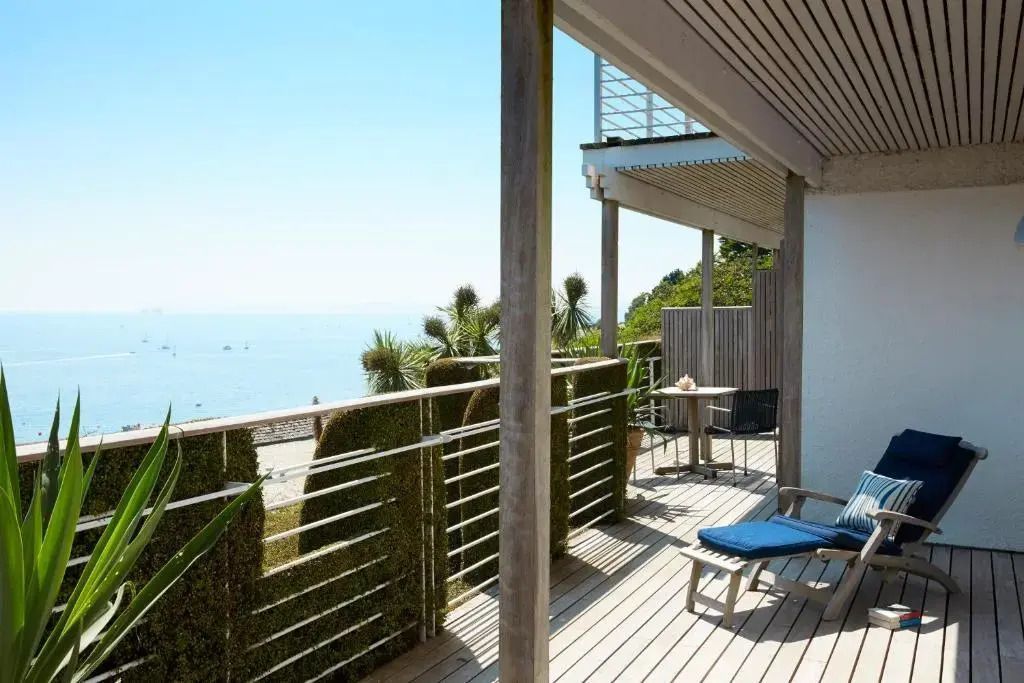 Geräumige Terrasse der Suite mit freiem Blick auf das Meer und Sitzgelegenheiten