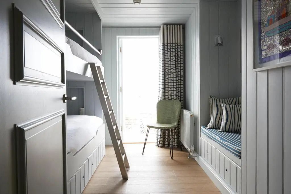 Gemütlicher Raum mit Etagenbett und skandinavischem Design